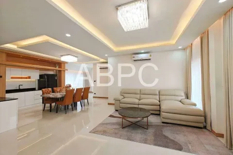 Casa de 4 dormitorios en Pattaya, Tailandia № 211970 - foto 15