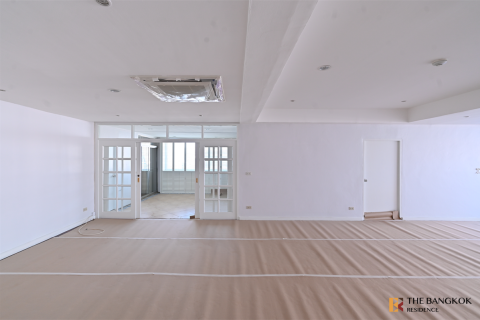 Condo in Bangkok, Thailand, 4 bedrooms № 184595 - photo 2
