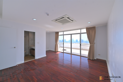 Condo in Bangkok, Thailand, 4 bedrooms № 184595 - photo 9