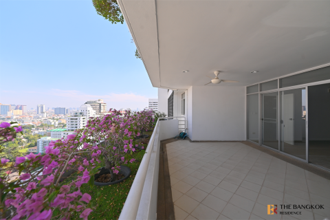 Condo in Bangkok, Thailand, 4 bedrooms № 184596 - photo 3