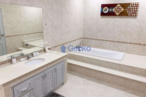 House in Pattaya, Thailand 12 bedrooms № 201875 - photo 11