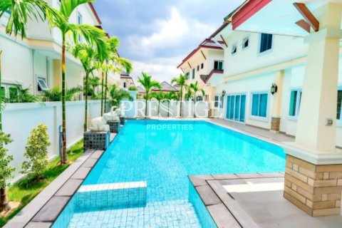 House in Pattaya, Thailand 5 bedrooms № 198440