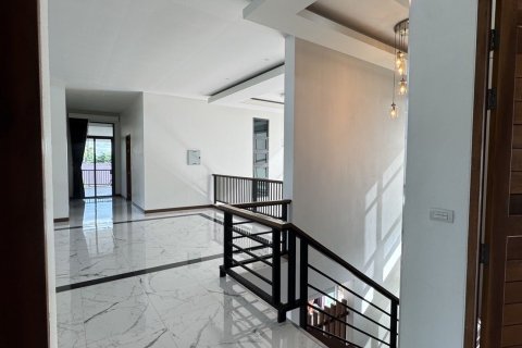 House in Surat Thani, Thailand 5 bedrooms № 152042 - photo 10