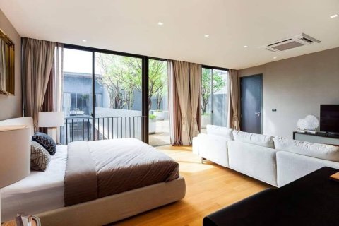 House in Bangkok, Thailand 4 bedrooms № 157549