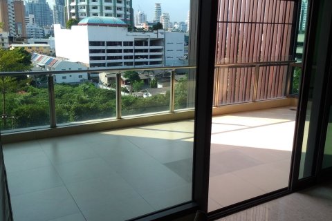 Condo in Bangkok, Thailand, 3 bedrooms  № 157550 - photo 15