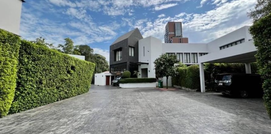 House in Bangkok, Thailand 4 bedrooms № 157548
