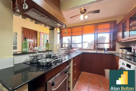 Casa de 5 dormitorios en Pattaya, Tailandia № 211451 - foto 4