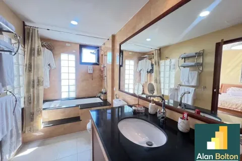 Casa de 5 dormitorios en Pattaya, Tailandia № 211451 - foto 17