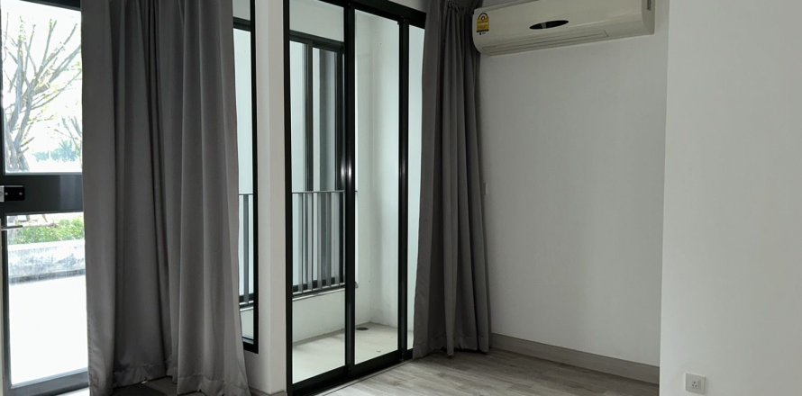 Studio in the Condo in Huai Khwang, Bangkok, Thailand № 156432