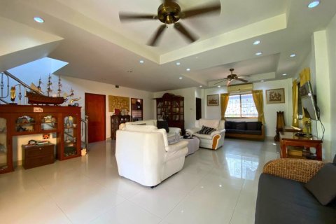 House in Pattaya, Thailand 4 bedrooms № 152610 - photo 1