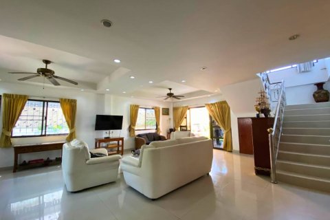 House in Pattaya, Thailand 4 bedrooms № 152610 - photo 2