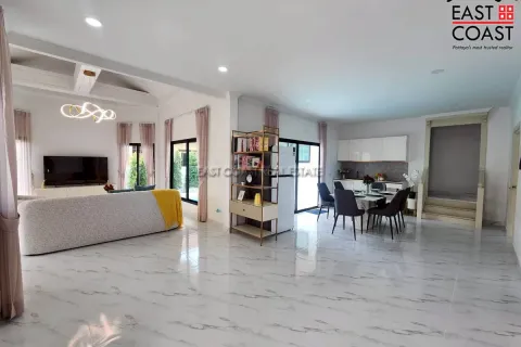 Casa de 4 dormitorios en Pattaya, Tailandia № 212412 - foto 3