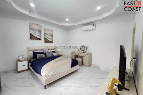 Casa de 4 dormitorios en Pattaya, Tailandia № 212412 - foto 14