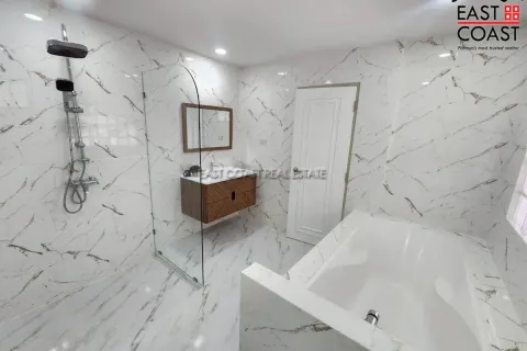 Casa de 4 dormitorios en Pattaya, Tailandia № 212412 - foto 9