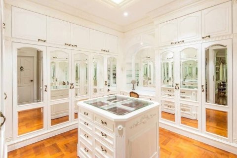 Villa in Din Daeng, Bangkok, Thailand 5 bedrooms № 163421 - photo 6