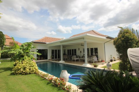 Villa in Hua Hin, Thailand 4 bedrooms № 168551 - photo 2