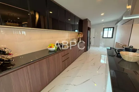 Casa de 3 dormitorios en Pattaya, Tailandia № 211597 - foto 2
