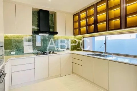 Casa de 4 dormitorios en Pattaya, Tailandia № 211110 - foto 4