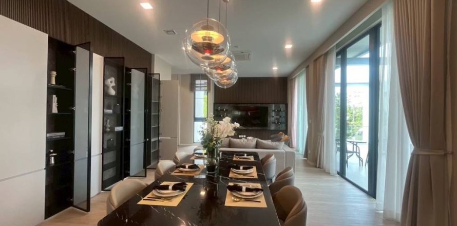 Loft in Saphan Sung, Bangkok, Thailand 4 bedrooms № 156823