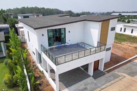 House in Pattaya, Thailand 6 bedrooms № 197068 - photo 2