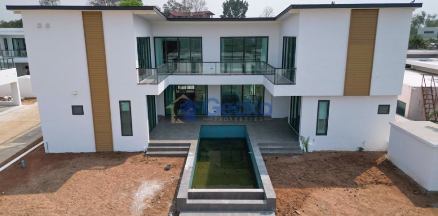 House in Pattaya, Thailand 6 bedrooms № 197068