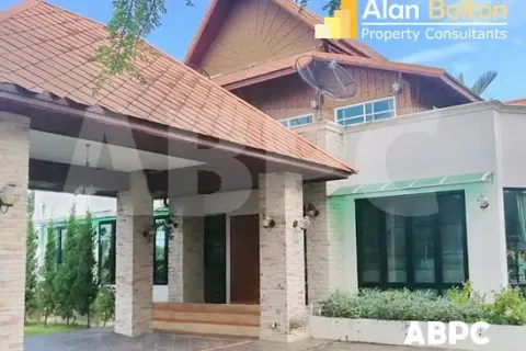 House in Pattaya, Thailand 8 bedrooms № 211548