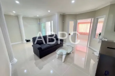 Adosado de 4 dormitorios en Pattaya, Tailandia № 211549 - foto 5
