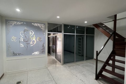 Townhouse in Bangkok Yai, Thailand 4 bedrooms № 156993 - photo 2