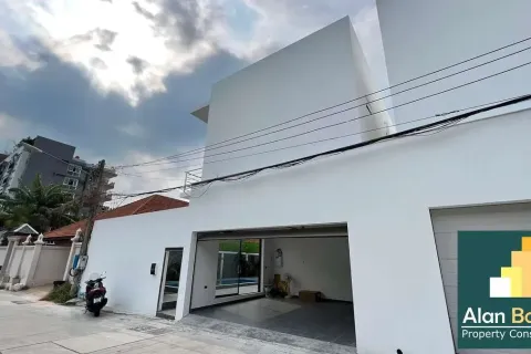 Casa de 6 dormitorios en Pattaya, Tailandia № 210998 - foto 4