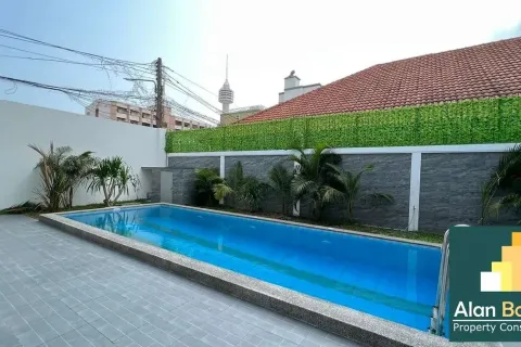 Casa de 6 dormitorios en Pattaya, Tailandia № 210998 - foto 2