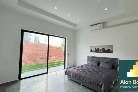 Casa de 6 dormitorios en Pattaya, Tailandia № 210998 - foto 8