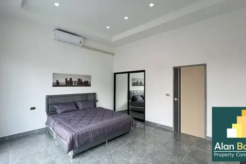 Casa de 6 dormitorios en Pattaya, Tailandia № 210998 - foto 6