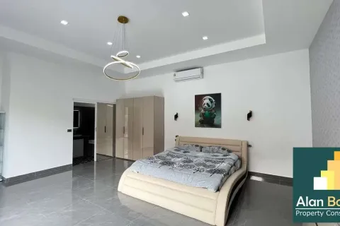 Casa de 6 dormitorios en Pattaya, Tailandia № 210999 - foto 12