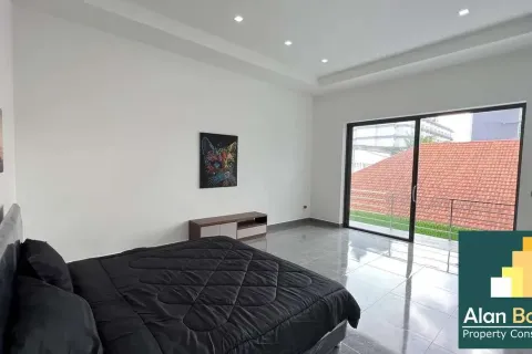 Casa de 6 dormitorios en Pattaya, Tailandia № 210999 - foto 15
