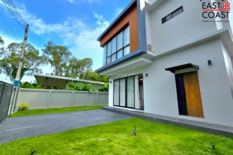Casa de 4 dormitorios en Pattaya, Tailandia № 212595 - foto 2