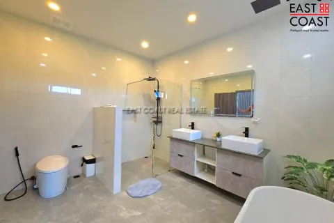 Casa de 4 dormitorios en Pattaya, Tailandia № 212595 - foto 22