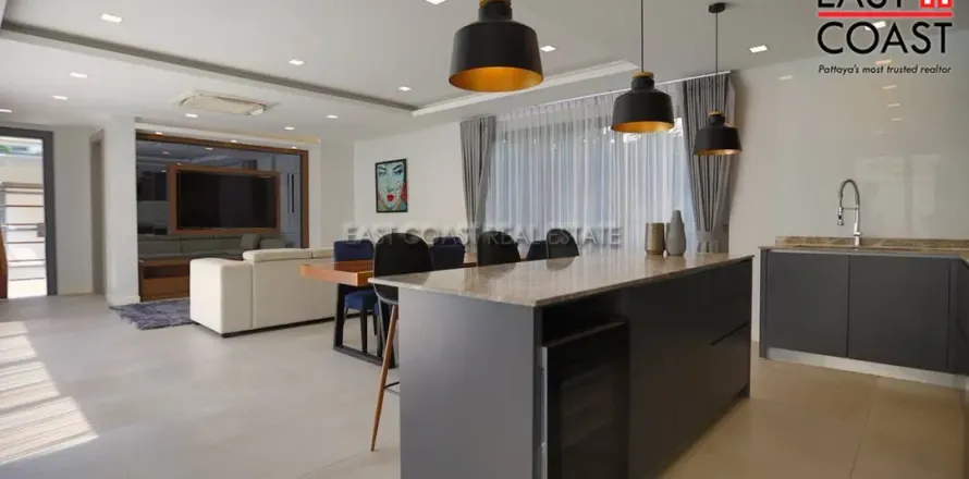 Casa de 5 dormitorios en Jomtien Beach, Pattaya, Tailandia № 212596