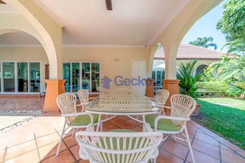 House in Pattaya, Thailand 5 bedrooms № 196174 - photo 12