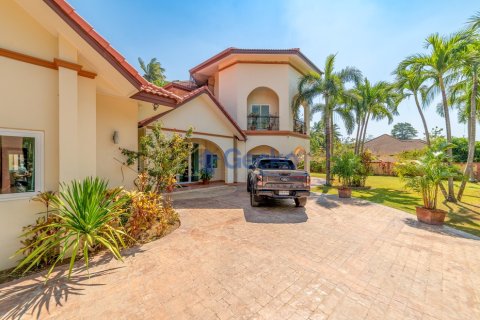 House in Pattaya, Thailand 5 bedrooms № 196174 - photo 4