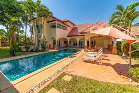 House in Pattaya, Thailand 5 bedrooms № 196174