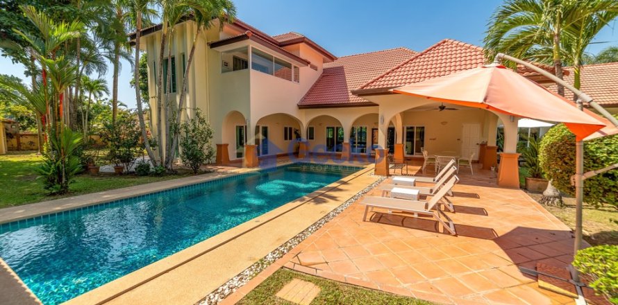 House in Pattaya, Thailand 5 bedrooms № 196174