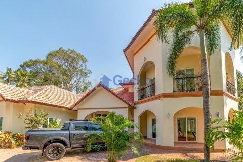 House in Pattaya, Thailand 5 bedrooms № 196174 - photo 3