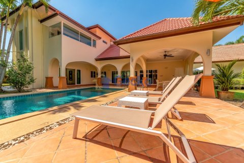 House in Pattaya, Thailand 5 bedrooms № 196174 - photo 9