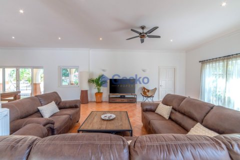 House in Pattaya, Thailand 5 bedrooms № 196174 - photo 30