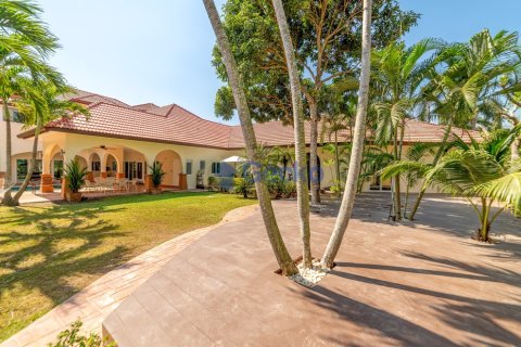 House in Pattaya, Thailand 5 bedrooms № 196174 - photo 17