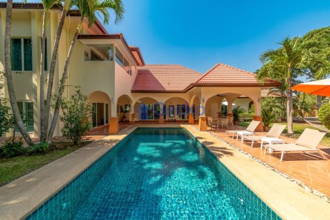 House in Pattaya, Thailand 5 bedrooms № 196174 - photo 8