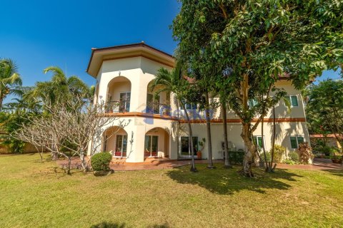 House in Pattaya, Thailand 5 bedrooms № 196174 - photo 6