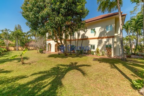 House in Pattaya, Thailand 5 bedrooms № 196174 - photo 7