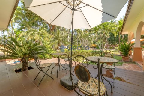 House in Pattaya, Thailand 5 bedrooms № 196174 - photo 20