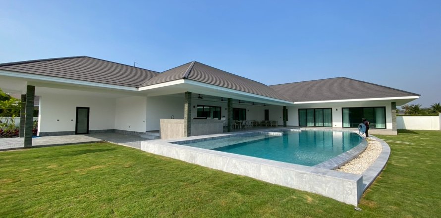 Villa in Hua Hin, Thailand 5 bedrooms № 168277